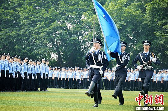 四川警校毕业礼 2000余名毕业生道别