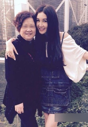 温碧霞与同窗似母女?正版同学聚会照曝光