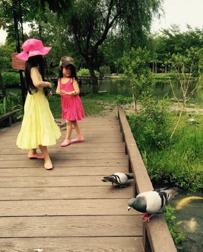 林熙蕾晒两女儿湖边玩耍 长裙<em>带帽</em>漂亮可爱--山