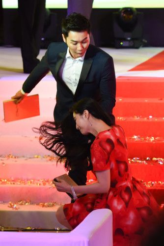 李晨晒与陈赫亲密床照 范冰冰 吃醋 质问