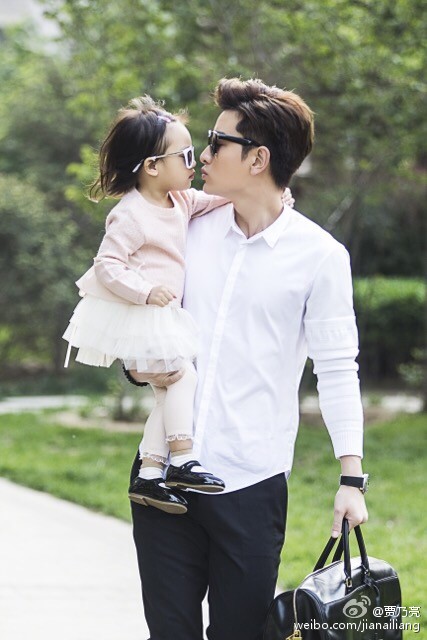 贾乃亮李小璐结婚3周年 甜馨带你盘点神经乃爸