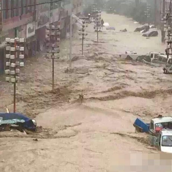 四川南江暴雨引洪水 數百輛車被淹成“廢鐵”