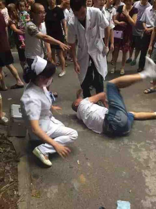 宜宾小女孩16楼窗户坠下死亡 父母当场哭晕(图)