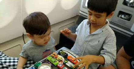 杜江晒嗯哼与郑钧儿子合影 二人一起玩玩具萌