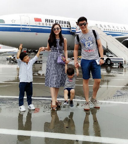 杜江晒嗯哼与郑钧儿子合影 二人一起玩玩具萌