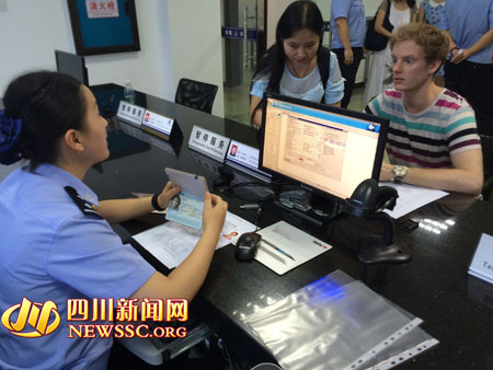 成都武侯公安分局全省率先启动外国人签证受理