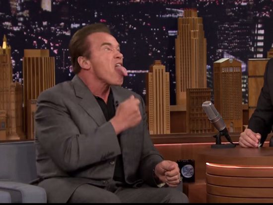 施瓦辛格模仿主持人舔雪茄表情 表情搞笑(图)