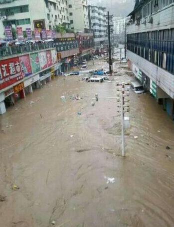 四川南江暴雨引洪水 數百輛車被淹成“廢鐵”