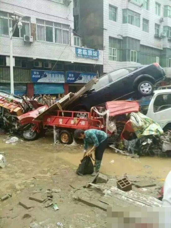 四川南江暴雨引洪水 數百輛車被淹成“廢鐵”