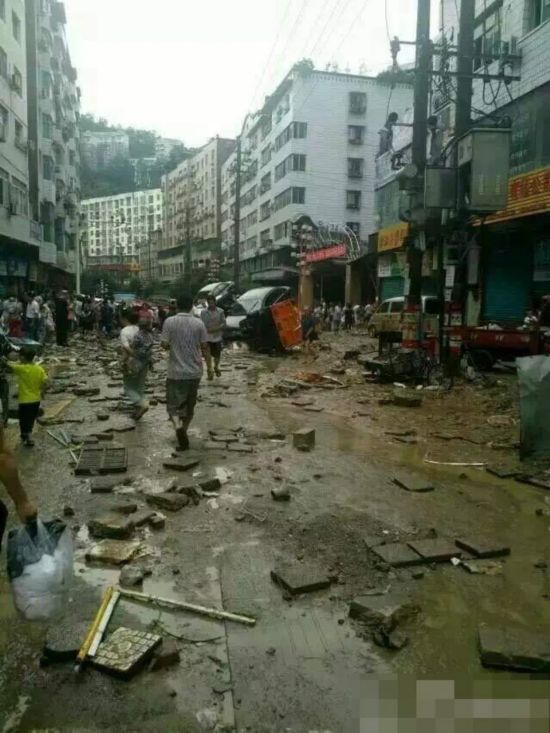 四川南江暴雨引洪水 數百輛車被淹成“廢鐵”