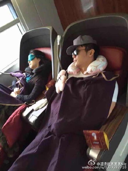 李晨徐州捞金范冰冰恩爱陪同 高铁睡相超萌被