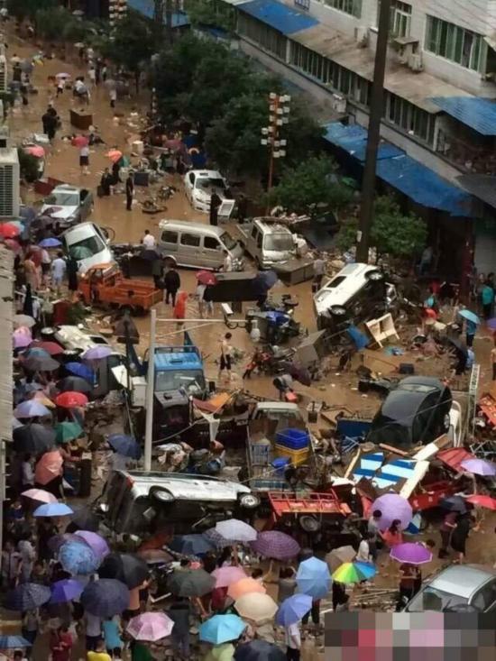 四川南江暴雨引洪水 數百輛車被淹成“廢鐵”