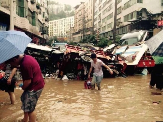 四川南江暴雨引洪水 數百輛車被淹成“廢鐵”