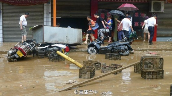 四川南江暴雨引洪水 數百輛車被淹成“廢鐵”