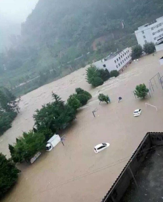 四川南江暴雨引洪水 數百輛車被淹成“廢鐵”
