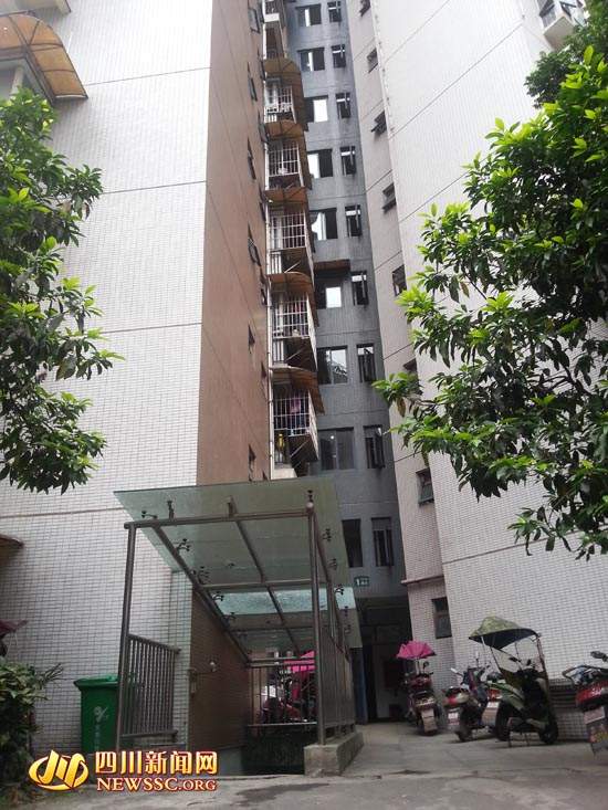 奶奶疑抱2岁孙女窗边打电话 孩子从16楼坠亡