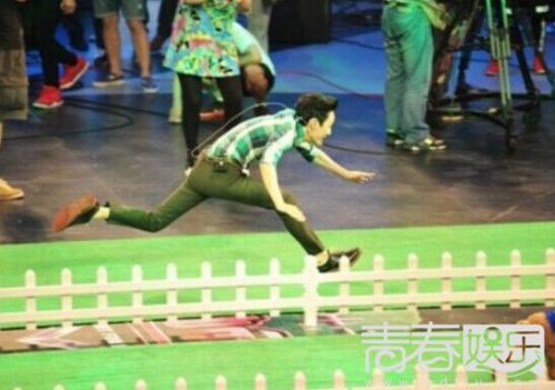 《为她而战》何炅摔倒被指太拼 跳槽非空穴来