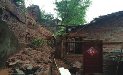 四川遂宁降大暴雨 蓬溪县山体滑坡一人被埋遇