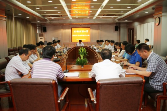 经大学校党委中心组集中学习中央统战工作会议精神