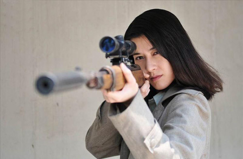 《杀狼花》,讲述了一个从来不知道瞄准镜怎么看的女狙击手的"神话