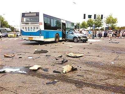 南京肇事宝马时速195.2公里 超12级台风风速