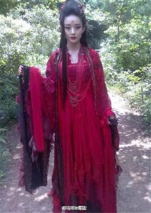 《<em>花</em>千骨》剧照曝光 赵丽颖穿红衣冷艳逼人--重