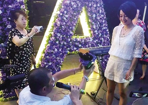 文章向马伊琍下跪补送婚戒 被指为复出做准备