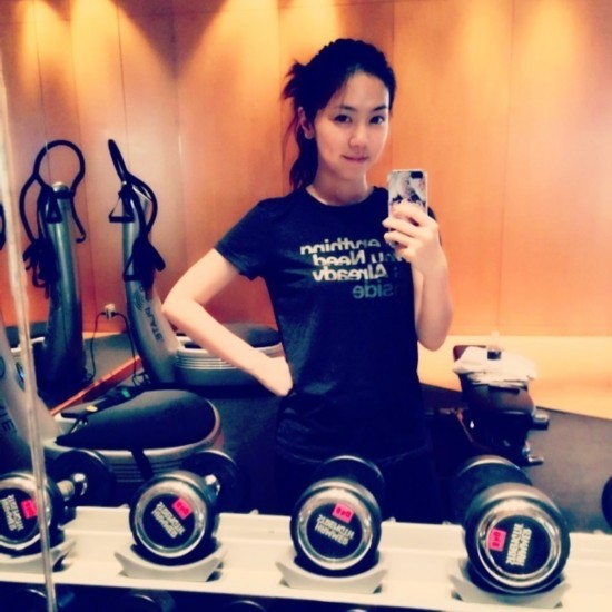 王珞丹晒腹肌邓紫棋一字马 女星掀健身热潮