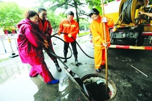 淮安遭遇连续较强降雨 市政人员坚守岗位