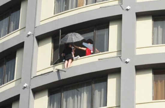 妈妈带女儿跳楼闹离婚 签离婚协议书后爬回房间-带女儿跳楼闹离婚画面