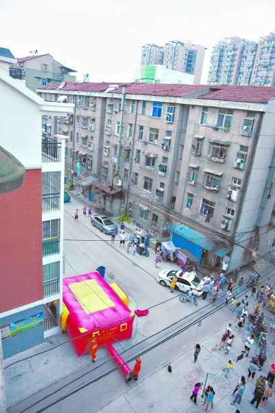 男子见女网友遭拒屋顶欲轻生 警察设救生气垫