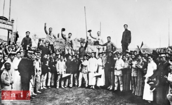 1919年5月7日，五四運動中被捕的部分北京高校學生獲釋，學生們在返校時拍照留念。（資料圖片）