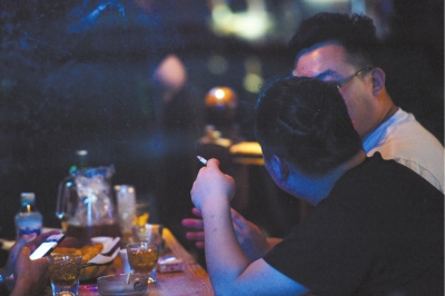 三里屯一家酒吧内,消费者正在吸烟.京华时报记者 谭青 摄