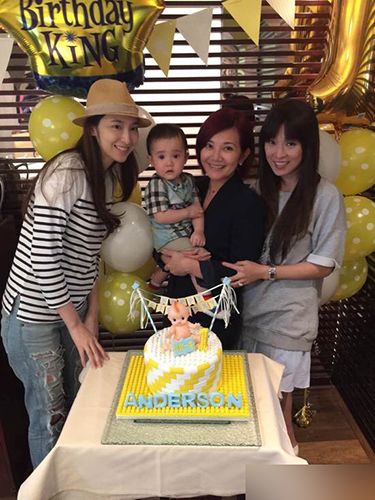 吴佩慈怀二胎5个月带女儿游玩 男友纪晓波罕见