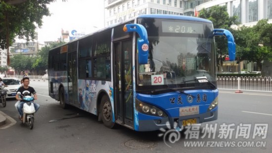 福州公交司机发高烧坚持安全停车 疏散乘客后昏倒车内
