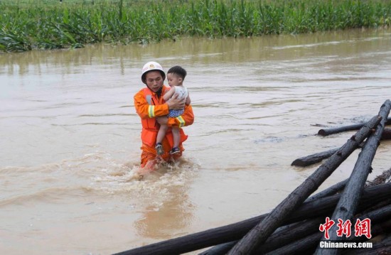 江西武宁县遭受山洪袭击 农田被淹人员受困