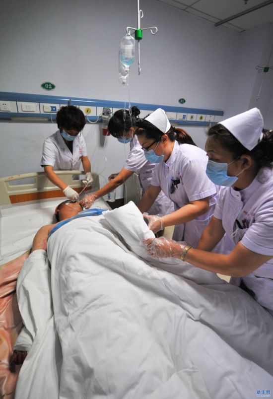 吉林一辆大巴车坠桥 10名韩国游客遇难(图)