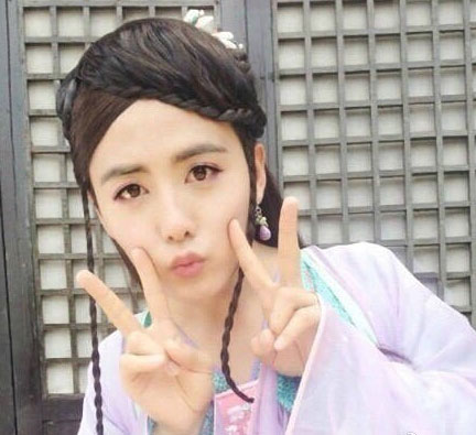 王祖蓝晒钟汉良邓超等女扮男装照 美艳动人(图