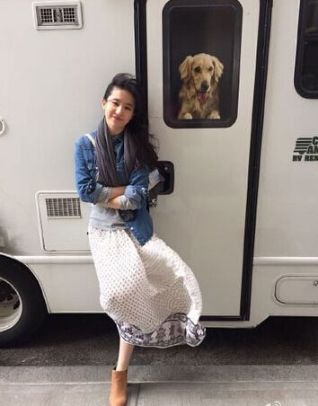 刘亦菲晒长发飘飘美照 穿白色长裙清纯可爱(图