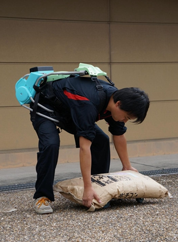 日本推出可穿戴式机器人助人轻松搬运重物（图）