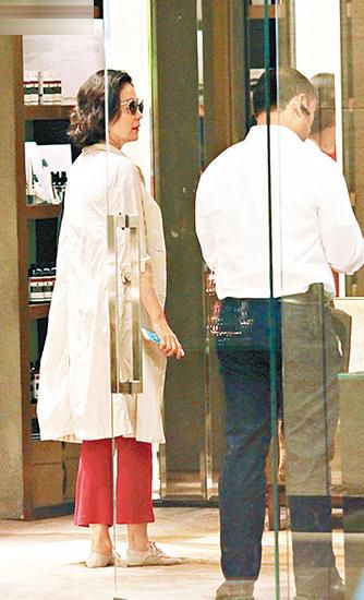 60岁林青霞复出参加真人秀 心情大好为粉丝签名