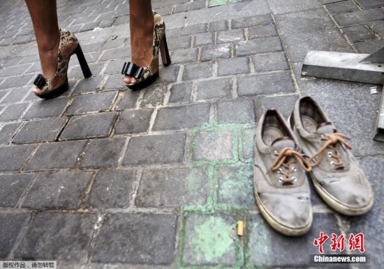 西班牙举办高跟鞋赛跑 男士穿裙子踩恨天高狂