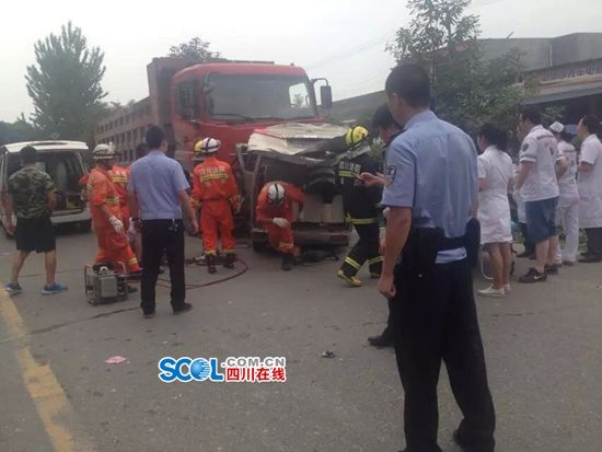 四川绵竹:大货车逆行撞上面包车 面包车7死1伤