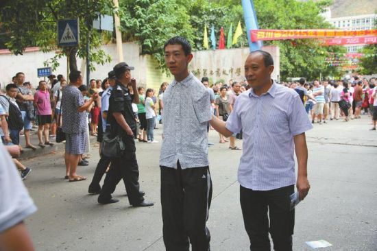 彭超和父亲走出高考考场。（资料图片）