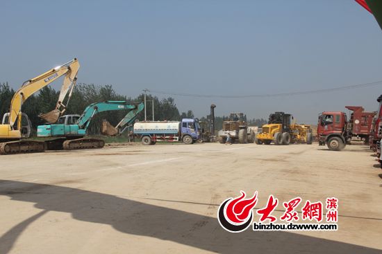 停放在施工现场的施工车辆