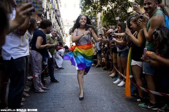 西班牙举行高跟鞋赛跑 男士穿裙子体验踩高跷