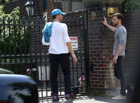 皮特夫妇现身伦敦录音棚 力邀酷玩乐队克里斯