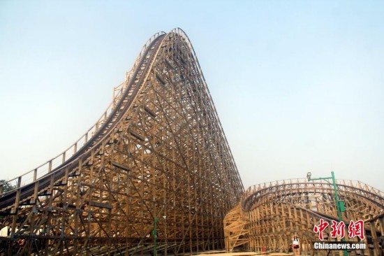 安徽一游乐园建起华东最大木质过山车