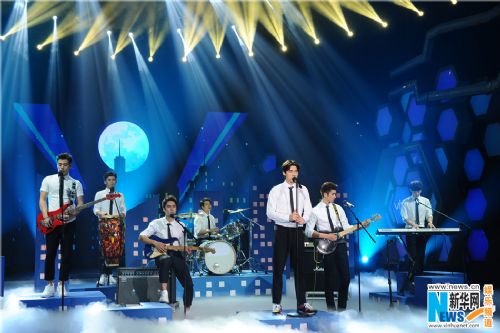 李易峰《栀子花开》剧组上《快乐大本营》 黄