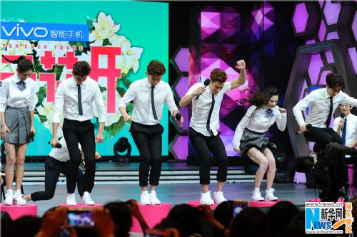 李易峰《栀子花开》剧组上《快乐大本营》 黄